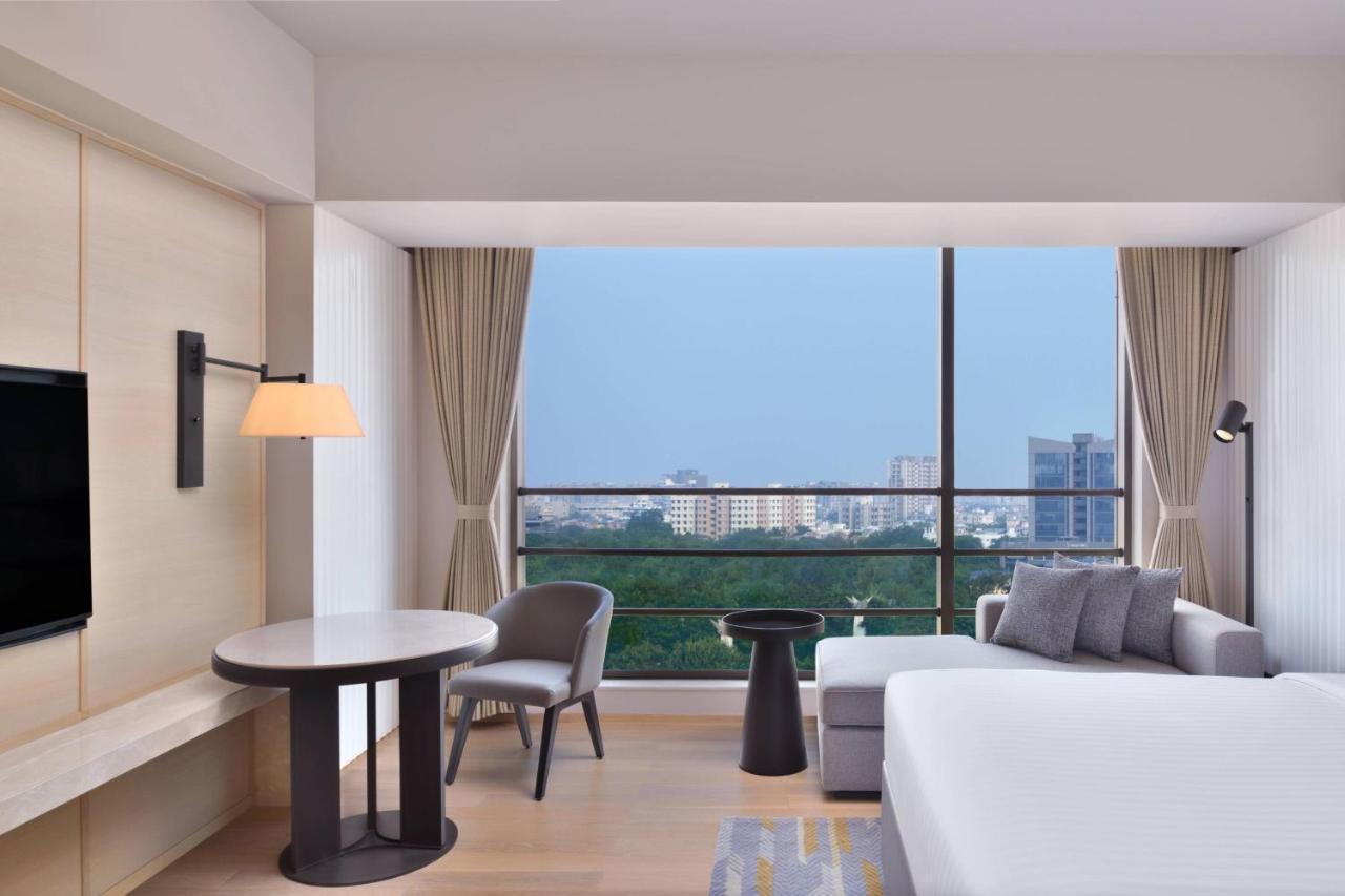 Courtyard By Marriott Ahmedabad Sindhu Bhavan Road Bagian luar foto