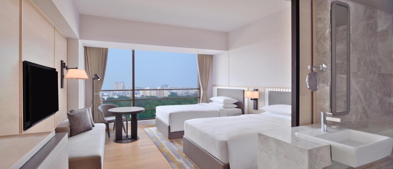Courtyard By Marriott Ahmedabad Sindhu Bhavan Road Bagian luar foto